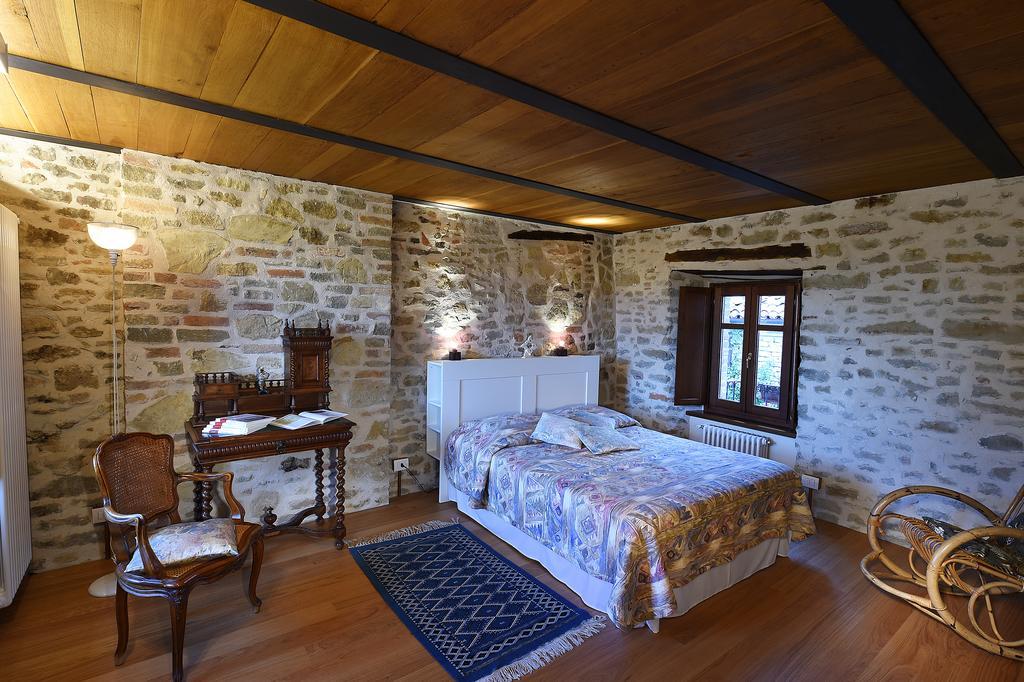 Maison Des Roses - Family Farm Bossolasco Habitación foto