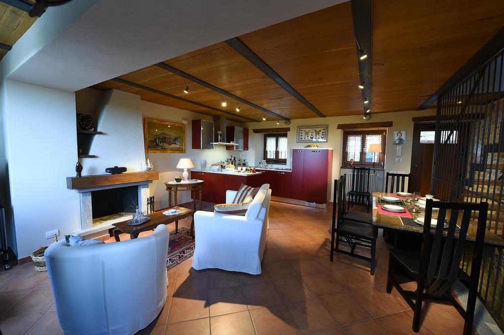 Maison Des Roses - Family Farm Bossolasco Habitación foto